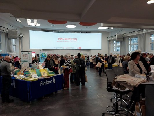 Eine gut besuchte Messehalle