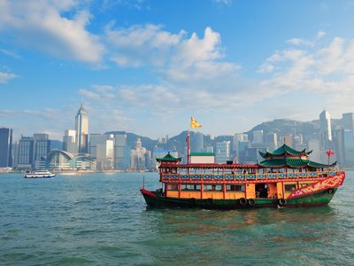 Hong kong skyline with boats Der Alternativtext wird in Kürze eingefügt