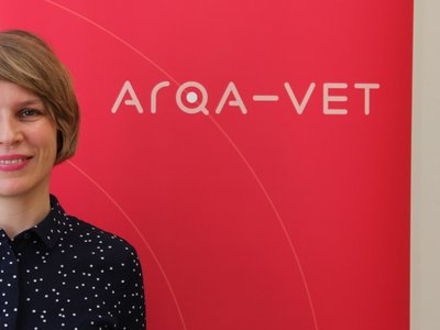 Portraitfoto Eva Wopmann vor ARQA-VET Rollup