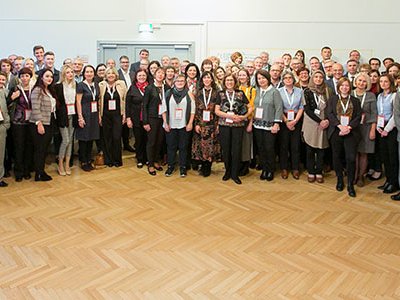 Gruppenfoto der 102 Teilnehmer/innen am EQAVET-Forum in Wien 2018