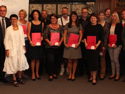 Gruppenfoto der Teilnehmer/innen des 5.des Lehrgangs zum QPM nach der Zertifikatsverleihung.  