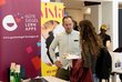 Christopher Lober, Koordinator Zertifizierung Lern-Apps, berät über das Gütesiegel Lern-Apps und informiert interessierte Besucherinnen und Besucher.