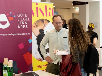 Christopher Lober, Koordinator Zertifizierung Lern-Apps, berät über das Gütesiegel Lern-Apps und informiert interessierte Besucherinnen und Besucher.