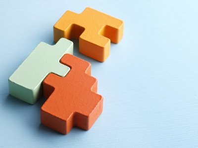 Drei farbige Puzzlesteine, die zusammenpassen