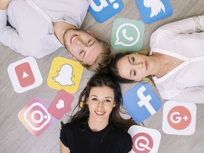 Junge Menschen inmitten von Social Media