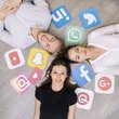 Junge Menschen inmitten von Social Media