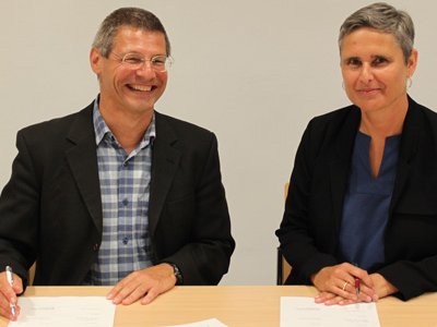 Foto von der Kooperationsunterzeichnung zwischen Franz Gramlinger (ARQA-VET) und  Ellen Gundrum (ZHAW)