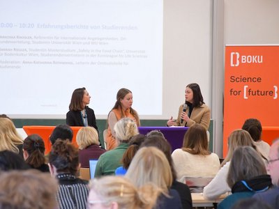 Drei Frauen unterhalten sich auf der Bühne während dem Bologna-Tag 2024