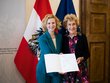 Eva Werner und BM Holzleitner halten Urkunde