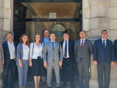 Gruppenfoto von Teilnehmerinnen des Studienbesuchs vor dem OeAD-Haus.