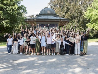 Gruppenfoto der Sommeruniversitäten Green.Building.Solutions und Alternative Economic and Monetary Systems 2024