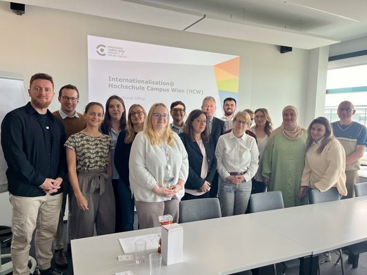 Gruppenbild an der FHCampus