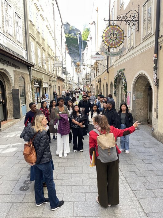 Scholarship holders, OeAD staff and a tour guide in the streets of Salzburg