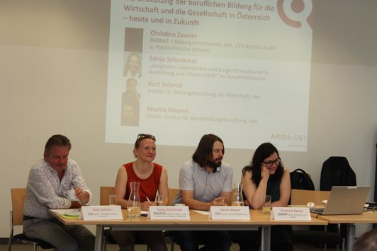 Menschengruppen im Saal