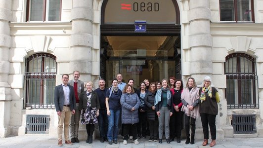 Gruppenphoto von Menschen die vor dem OeAD-Haus stehen.