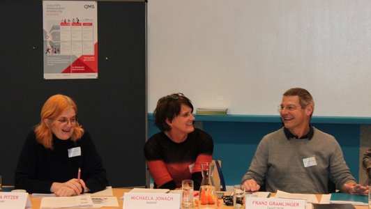 Drei Gastgeber, zwei Frauen und ein Mann diskutieren miteinander.