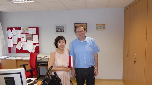 Foto von Sue Yang mit Direktor der BS Appollogasse Wien