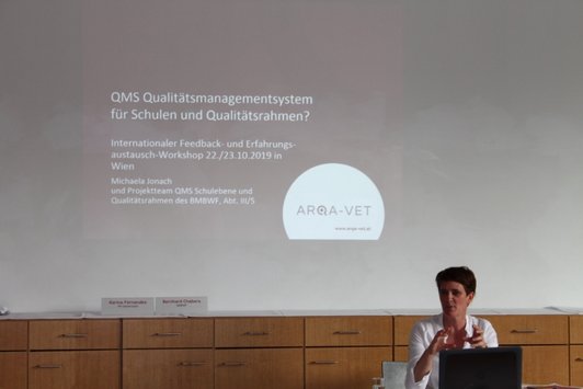 Michaela Jonach präsentiert Folien zum Qualitätsmanagementsystem