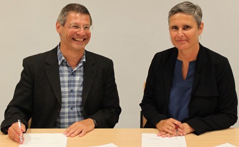 Foto von der Kooperationsunterzeichnung zwischen Franz Gramlinger (ARQA-VET) und  Ellen Gundrum (ZHAW)