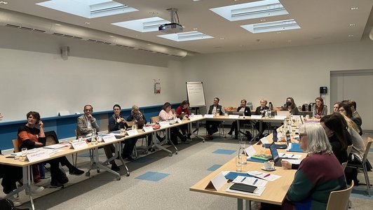 Gruppenphoto von am Tisch im Saal sitzenden Teilnehmerinnen des Österreichischen EQAVET Peer Reviews in Wien.
