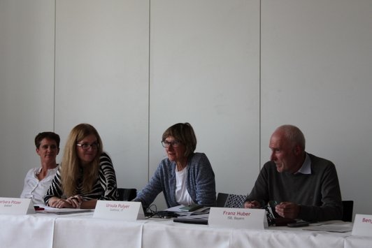 TeilnehmerInnen sitzen im Tagungsraum und diskutieren