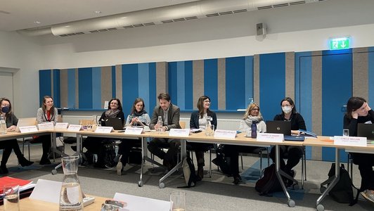 Gruppenphoto von am Tisch sitzenden Teilnehmerinnen des Österreichischen EQAVET Peer Reviews in Wien.