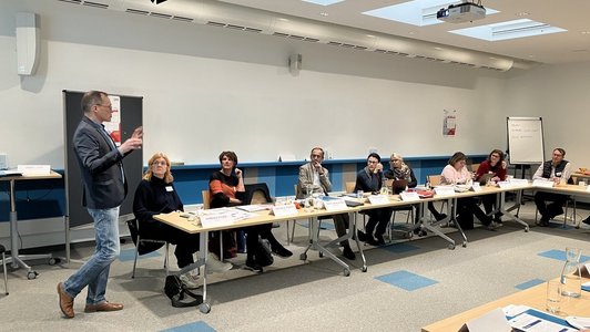 Gruppenphoto von am Tisch sitzenden Teilnehmerinnen des Österreichischen EQAVET Peer Reviews in Wien.