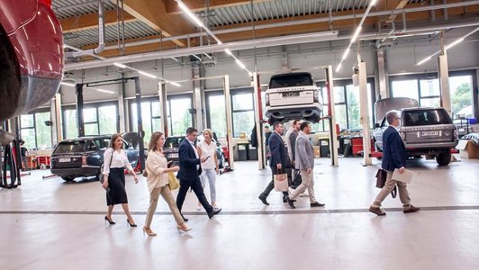 Menschen gehen durch den Werkstatt.