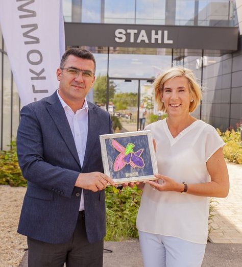Frau erhält als Dankeschön ein Gemälde.
