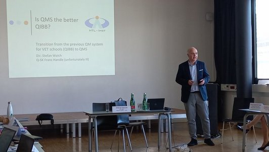 Ein Mann steht und macht eine Präsentation.