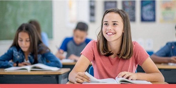 Foto eines lernenden Mädchens in der Schule, welches für das Qualitätsmanagmentsystem für Schulen steht