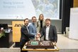 Mit einer Torte wurde das 10-jährige Jubiläum des Citizen Science Awards gefeiert. V.l.n.r. Jakob Calice (OeAD), Andreas Bauer (Ars Electronica Center, Melanie Flicker (Moderation), Stefan Duscher (BMFWF).