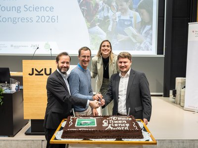 Mit einer Torte wurde das 10-jährige Jubiläum des Citizen Science Awards gefeiert. V.l.n.r. Jakob Calice (OeAD), Andreas Bauer (Ars Electronica Center, Melanie Flicker (Moderation), Stefan Duscher (BMFWF).