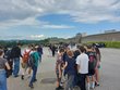 Schülerinnen und Schüler vor dem Mauthausen Memorial