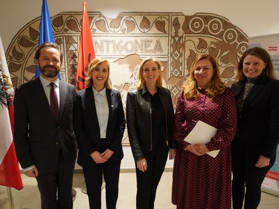 V.l.n.r.: OeAD-Geschäftsführer Jakob Calice, Vizeministerin Olta Manjani (Wirtschaft und Innovation), Außenministerin Beate Meinl-Reisinger (BMEIA), Vizeministerin Orjana Osmani (Bildung), Barbara Schrotter (Abteilungsleiterin Bundesministerium Bildung) 